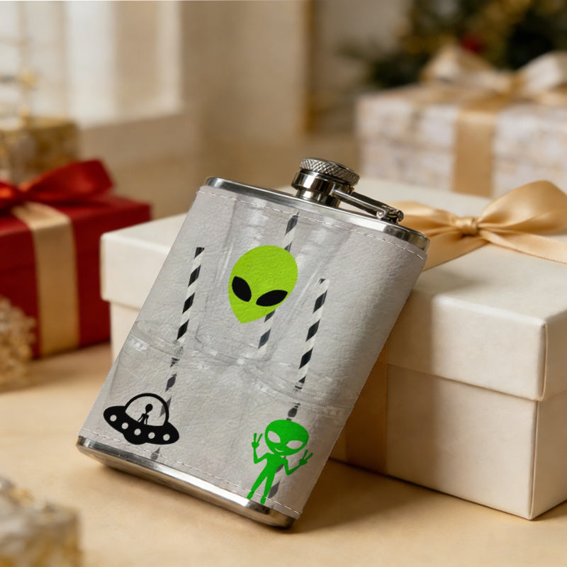 Alien and UFO themed tumblers with straws 304 Stainless Steel 8oz Hip Flask Portable Leak-Proof Pocket Whiskey Flask for Outdoor Camping Hiking
