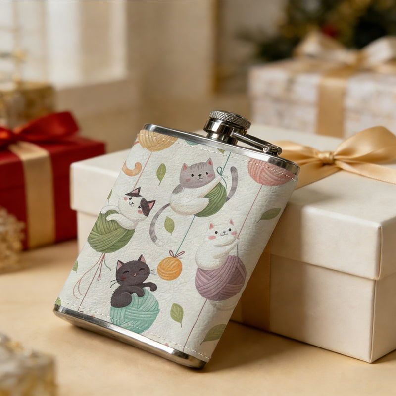 Cartoon cats and colorful yarn balls PU Flask, Men's Personalized Water Bottle, Leather Hip Bottle, Groom Gifts, Groom Suggestions, Wedding Party Favors, Best Christmas Gifts, Christmas Gifts, Christmas, Can Be Used in 4 Seasons