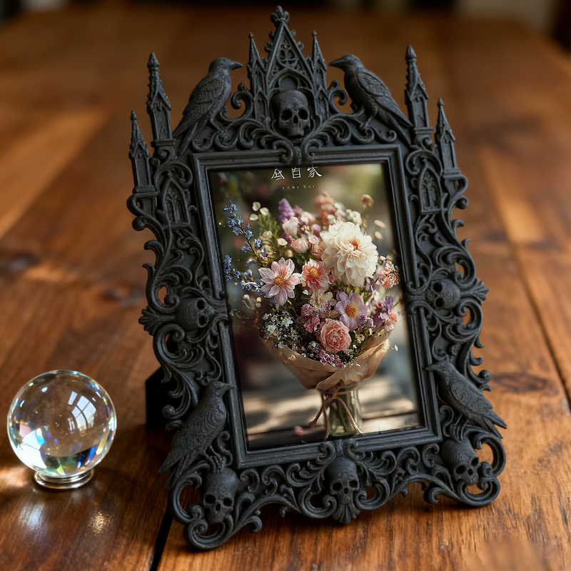 Gothic Dark-style Photo Frame | Retro Horror Movie Night Viewing Corner Decor, Photo Ornament, Wall-mountable & Tabletop, Waterproof Plastic